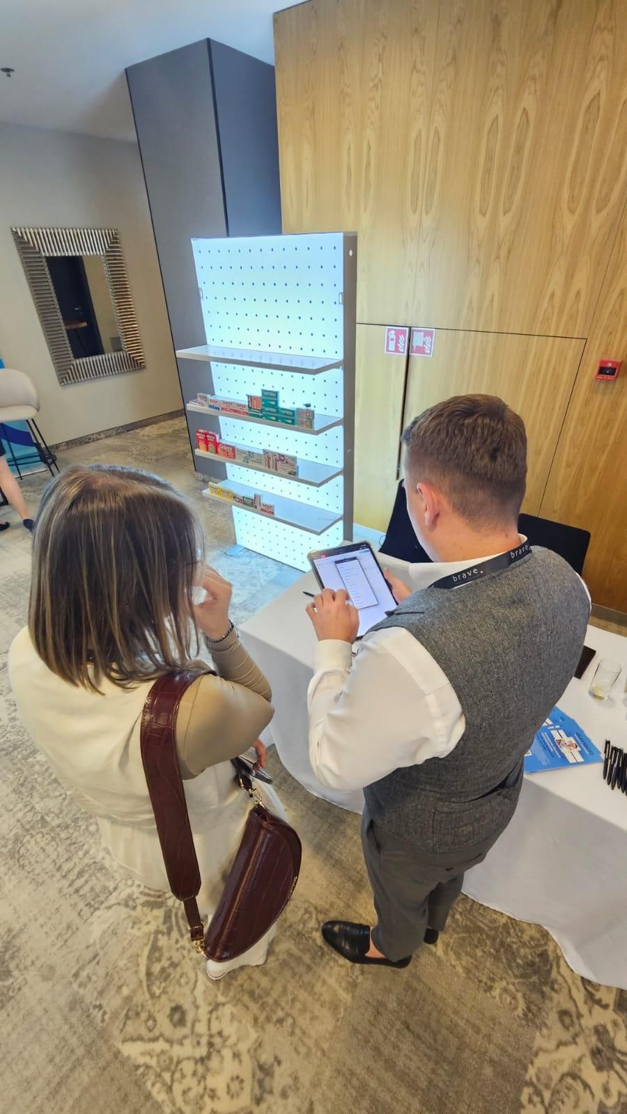Der Asseco-Stand auf dem VI. Forum Digital Evolution for Pharma & Medical, gesehen von der Ausstellungsfläche aus.