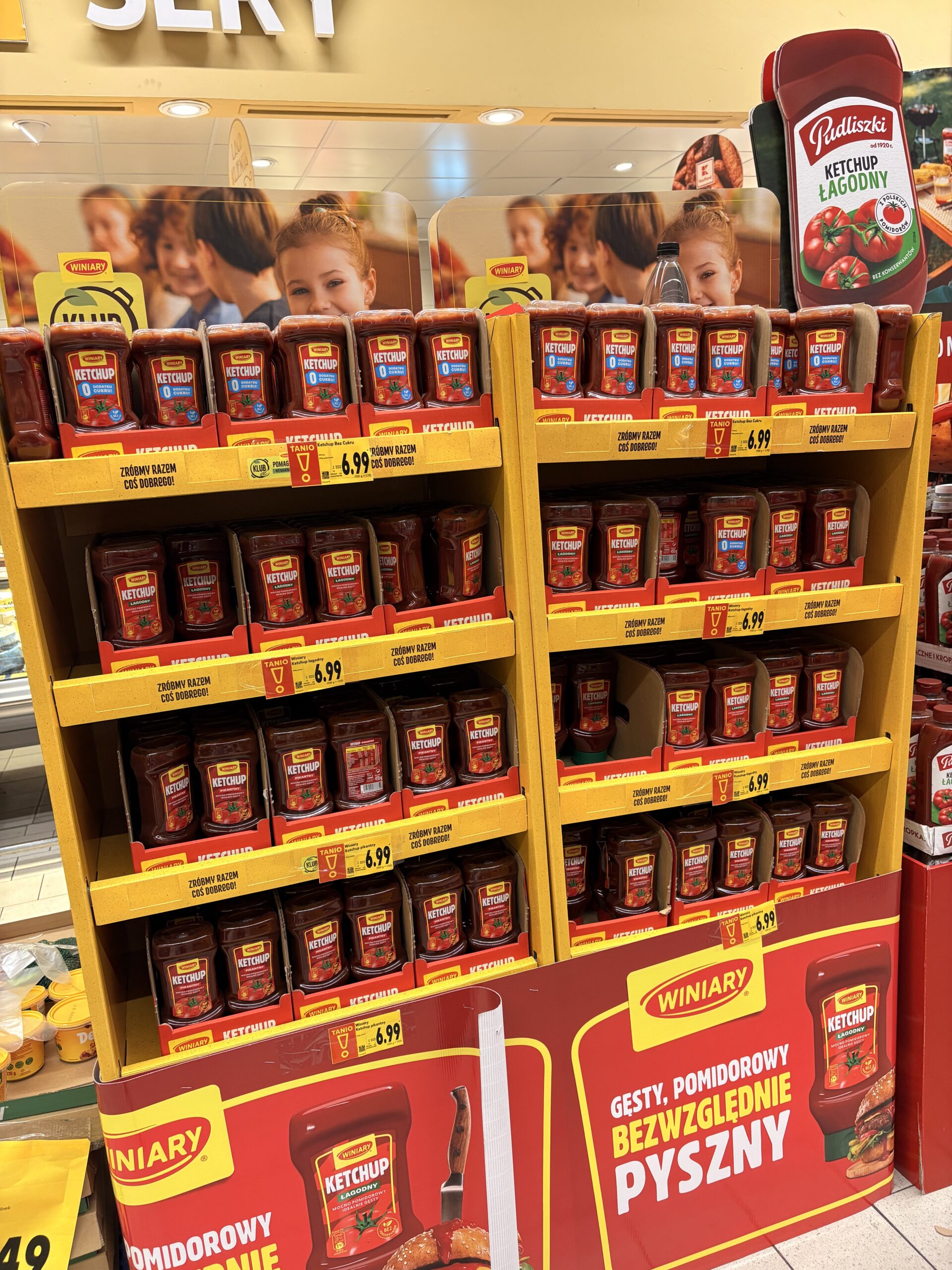 Display keczupu Winiary po drugiej stronie modułu lady mięsnej — zwrócony w stronę pieczywa paczkowanego