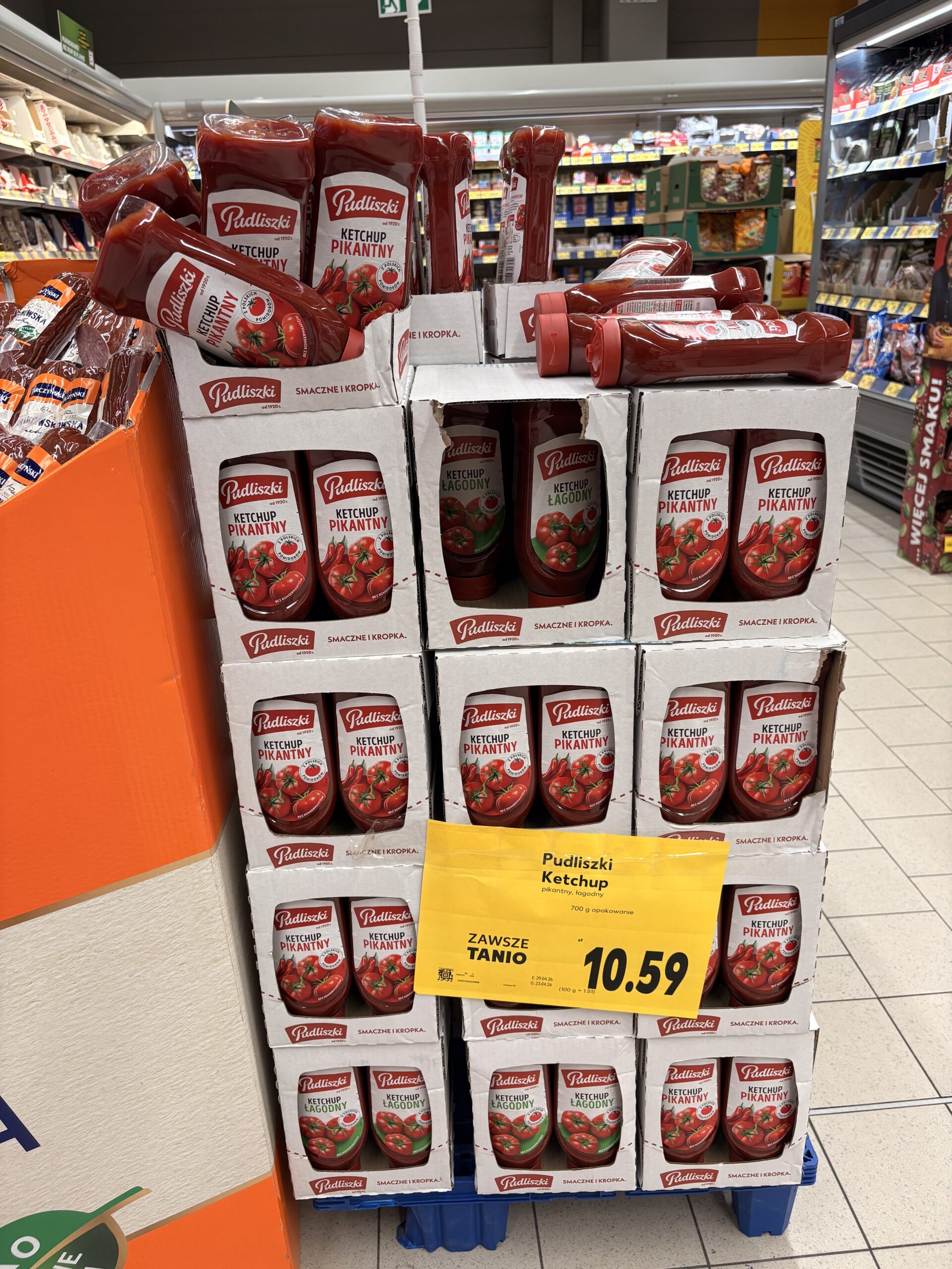 Prosta funkcjonalna paleta Pudliszki przy wędlinach paczkowanych — bez kreatywu, dystrybucja masowa