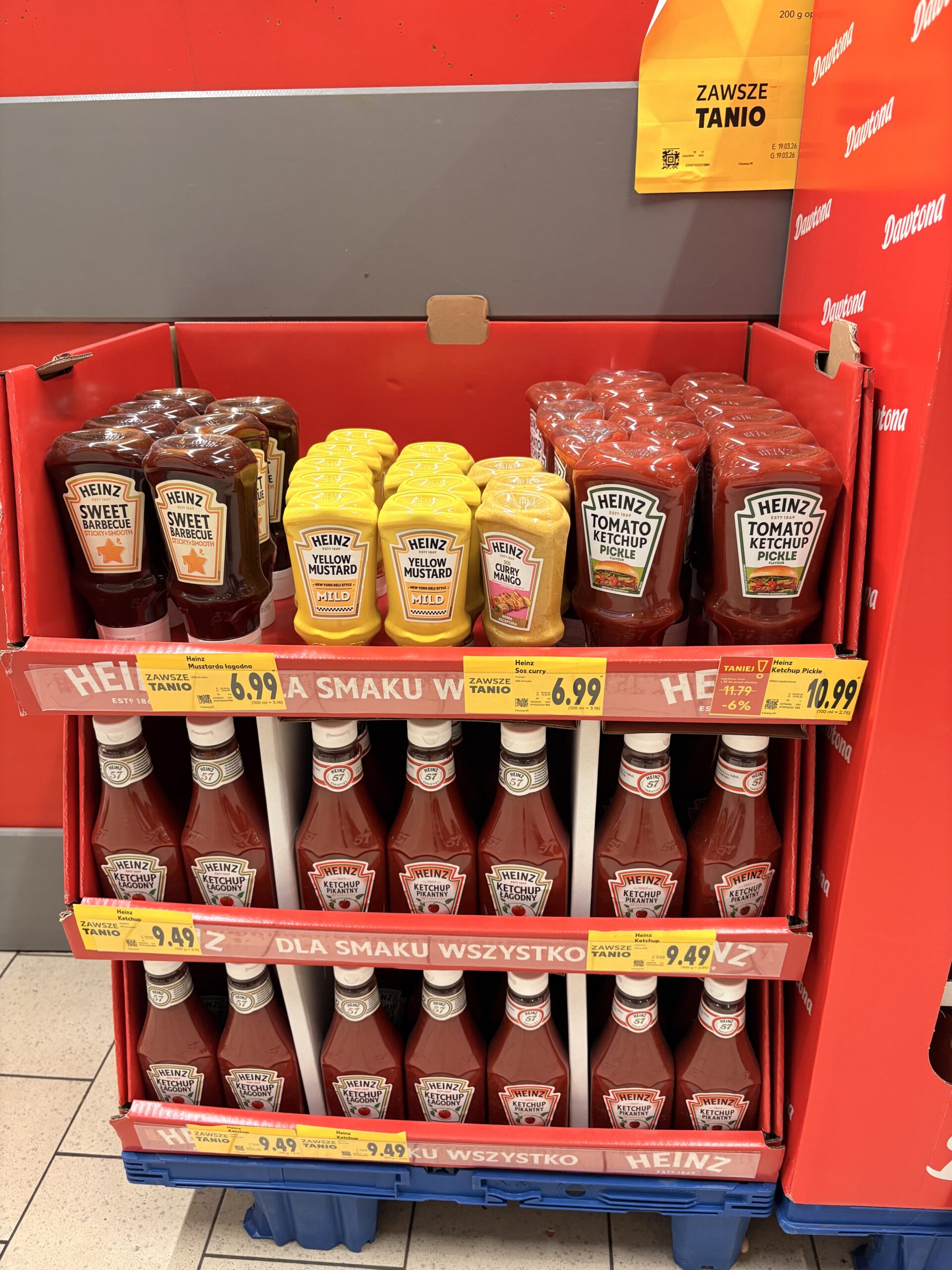 Szerokie ujęcie wejścia Kauflandu — display Heinza po lewej, owoce i warzywa po prawej