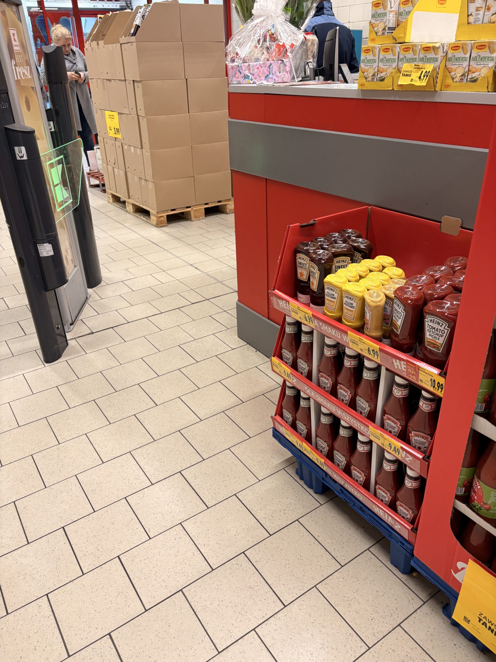 Shipper Heinza przy wejściu Kauflandu z musztardą, sosami BBQ i keczupowymi