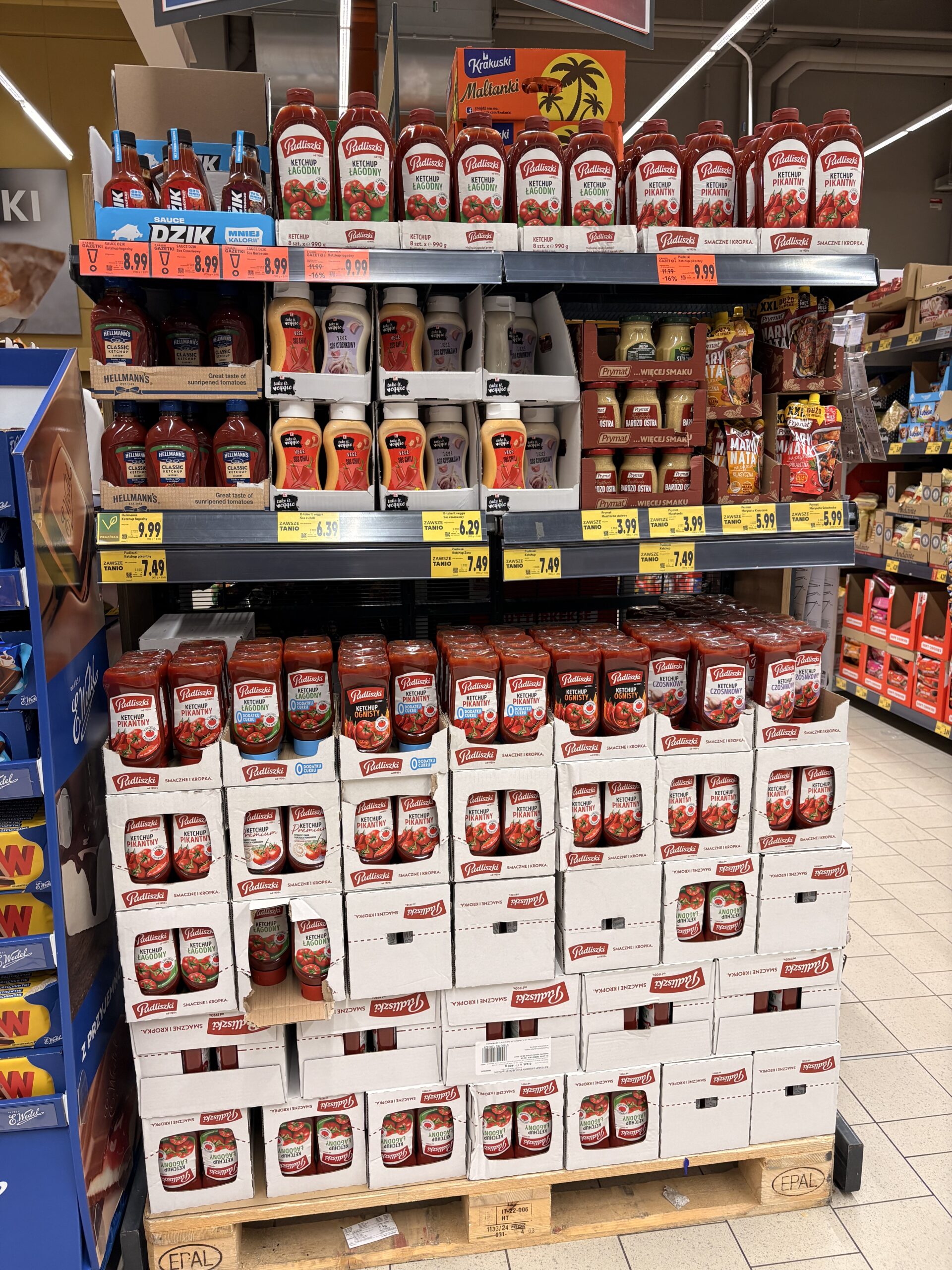 Końcówka regału w Kauflandzie z keczupem Pudliszki i Hellmann's jako kotwicą cenową