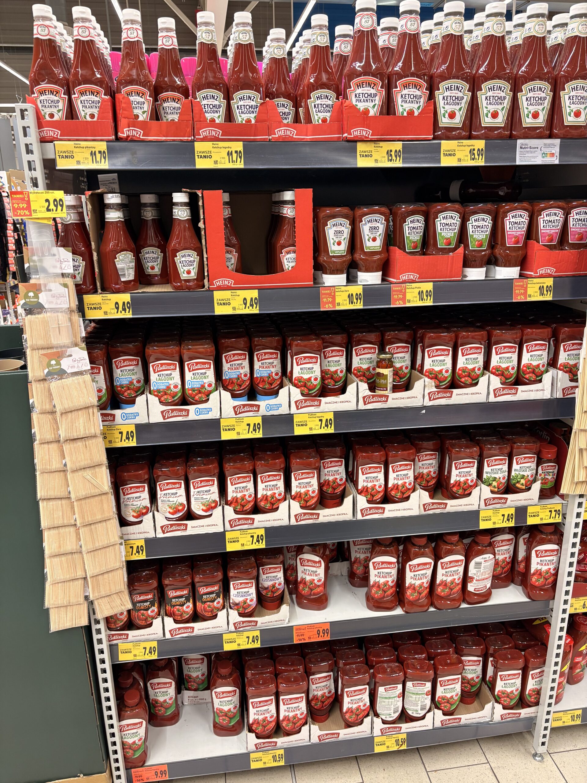 Półka kategorii keczupów w Kauflandzie - sekcja lewa zdominowana przez Pudliszki i Heinza (portfolio Kraft Heinz)