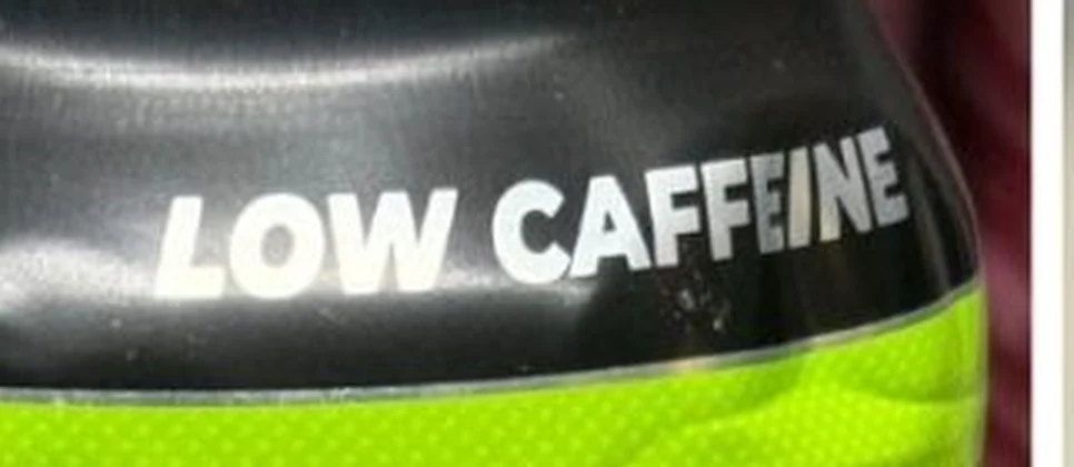 Nahaufnahme eines Dosenrands mit der Aufschrift LOW CAFFEINE in kleiner Schrift